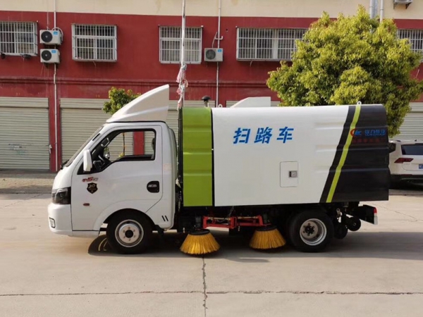 東風途運2600mm掃路車（0.8方水罐，1.7方塵罐）