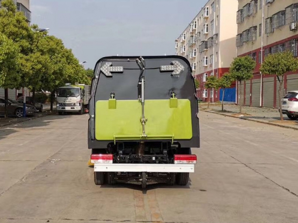 東風途運2600mm掃路車（0.8方水罐，1.7方塵罐）