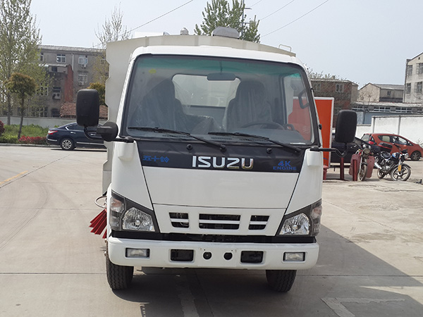 五十鈴掃路車（1.5方水罐，4方塵罐）
