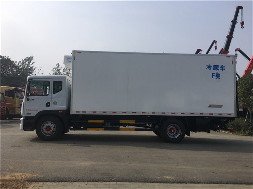 東風(fēng)多利卡D9 6.8米冷藏車(chē)