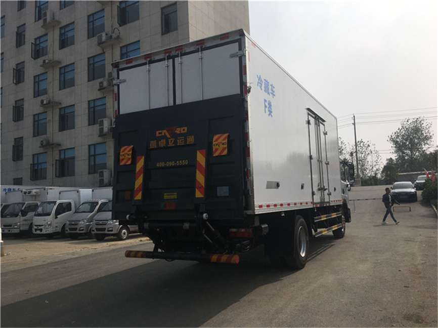 東風(fēng)多利卡D9 6.8米冷藏車(chē)