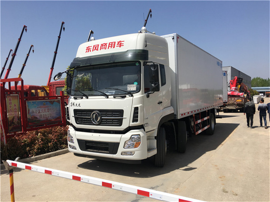 東風(fēng)天龍小三軸 6.8米冷藏車(chē)
