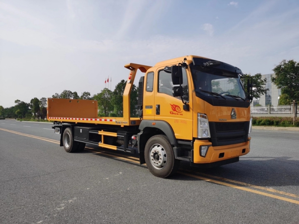 國(guó)六重汽豪沃重載型一拖二清障車