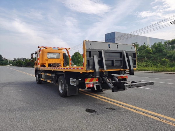 國(guó)六重汽豪沃重載型一拖二清障車