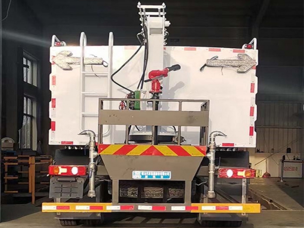 東風(fēng)四驅(qū)光伏板清洗車，8方水罐